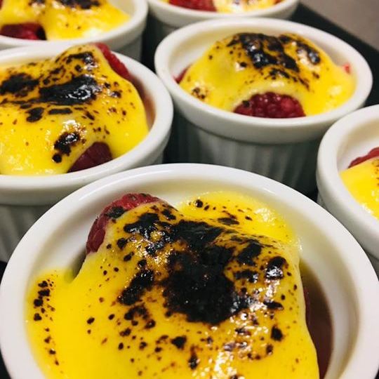 Dessert du moment maison au restaurant Léopold : gratin de fruits rouges et